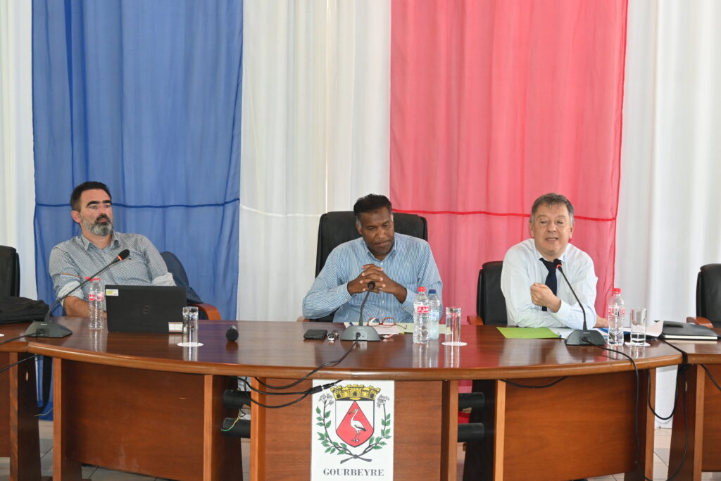 Le procureur de Guadeloupe, Monsieur Xavier SICOT, le secrétaire-général de la préfecture de la région Guadeloupe, Monsieur Maurice TUBUL et le maire de la ville de Gourbeyre, Monsieur CLAUDE EDMOND