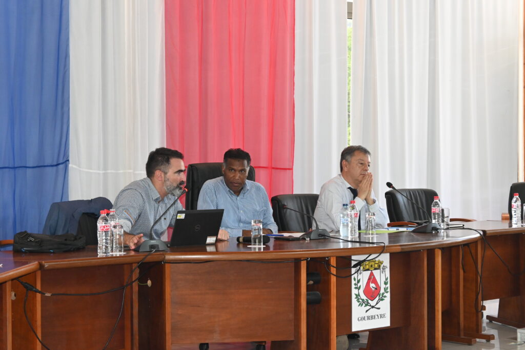 Le procureur de Guadeloupe, Monsieur Xavier SICOT, le secrétaire-général de la préfecture de la région Guadeloupe, Monsieur Maurice TUBUL et le maire de la ville de Gourbeyre, Monsieur CLAUDE EDMOND